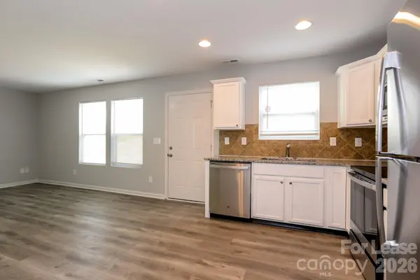 6108 Fazenda DR, Charlotte, NC 28214