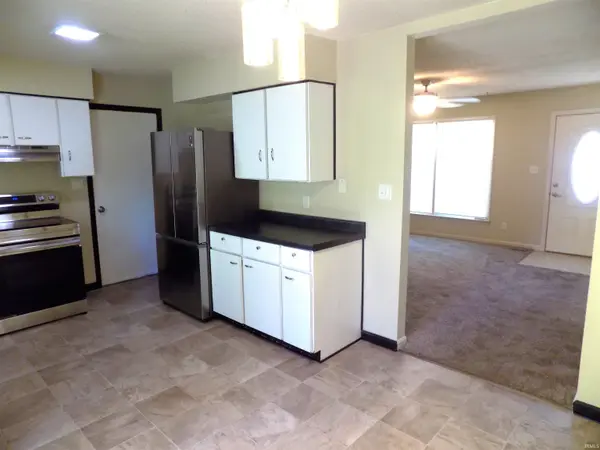 2210 Alan CT, Evansville, IN 47720