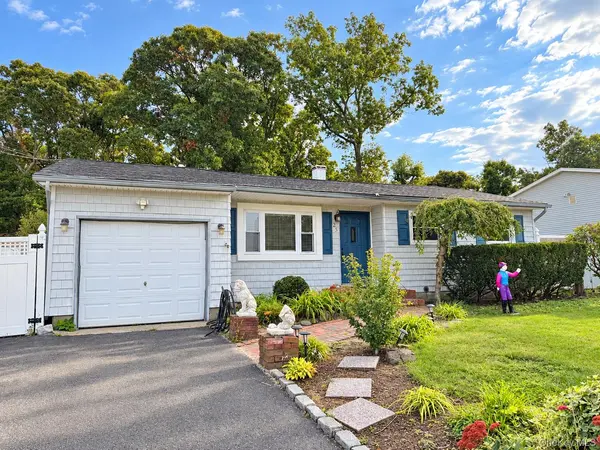 25 Urban DR, Selden, NY 11784