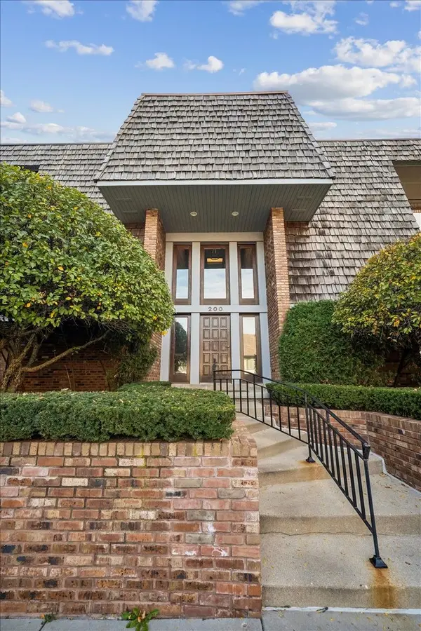 200 Red Top DR #304, Libertyville, IL 60048