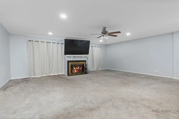 377 E Forest Knoll DR, Palatine, IL 60074