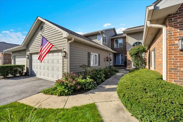 885 Saddlewood DR, Glen Ellyn, IL 60137
