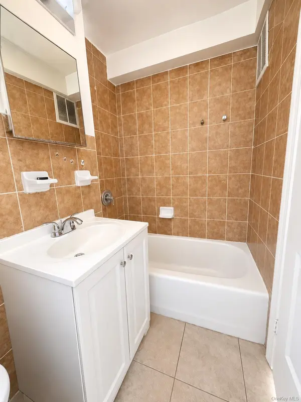 86-16 60th AVE #3C, Elmhurst, NY 11373