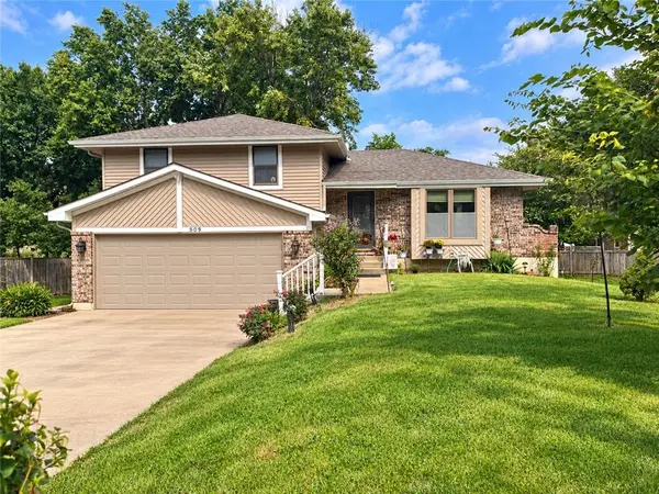 509 NW Beau CIR, Blue Springs, MO 64014