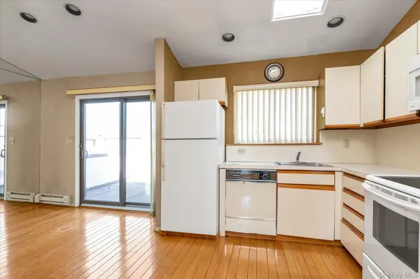 1 Anchorage #1208, Freeport, NY 11520