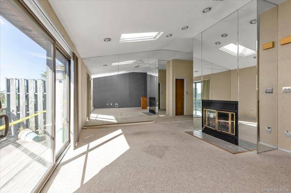 1 Anchorage #1208, Freeport, NY 11520