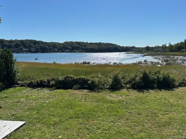35 adams AVE, Bayville, NY 11709