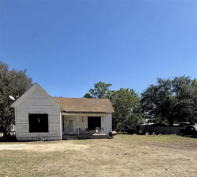 907 N Central Ave, Cameron, TX 76520