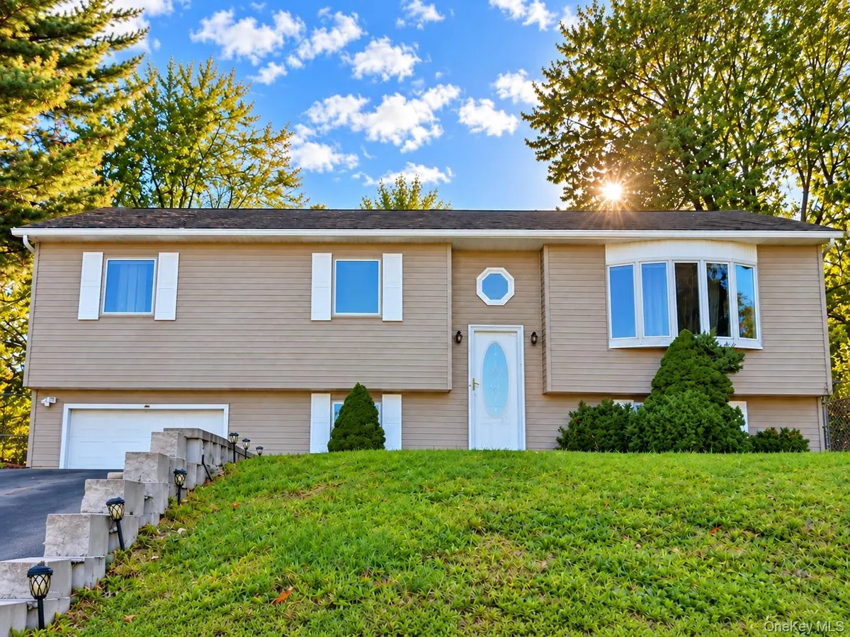 5 Rowell LN, Wappingers Falls, NY 12590