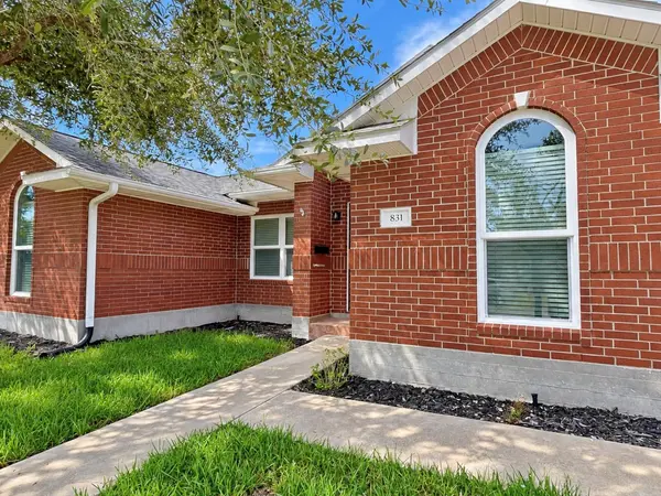 831 Whispering Oaks Drive, Giddings, TX 78942