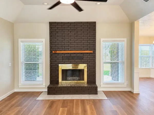 831 Whispering Oaks Drive, Giddings, TX 78942
