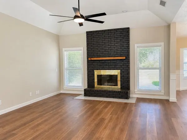 831 Whispering Oaks Drive, Giddings, TX 78942