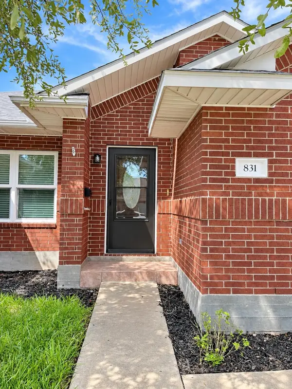 831 Whispering Oaks Drive, Giddings, TX 78942
