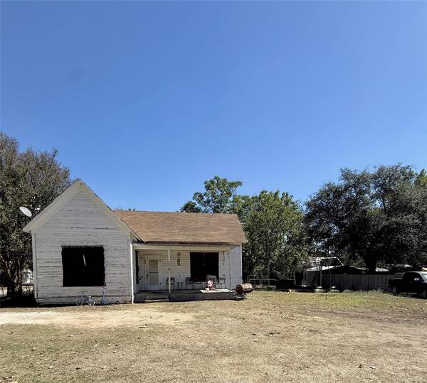 907 N Central Ave, Cameron, TX 76520