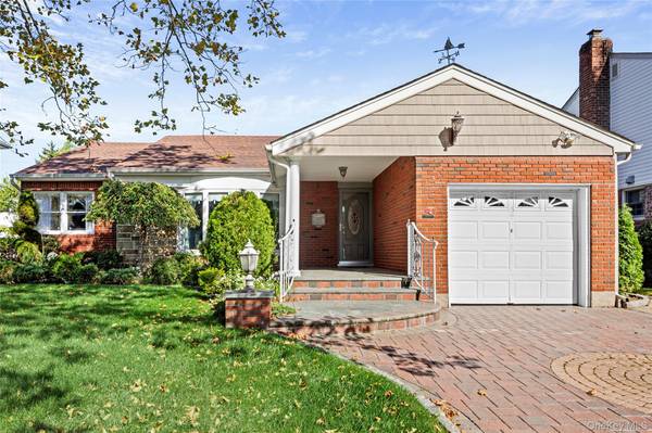 57 Patton BLVD, New Hyde Park, NY 11040