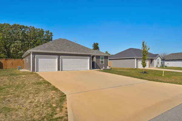 529 W Oak Lawn ST, Rogersville, MO 65742