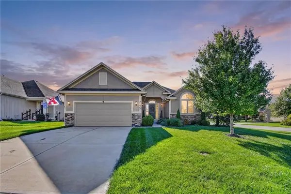 21647 W 177th TER, Olathe, KS 66062