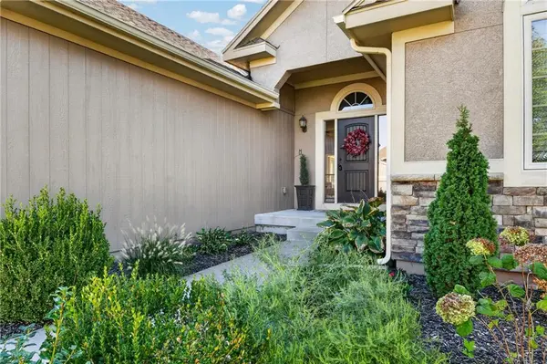 21647 W 177th TER, Olathe, KS 66062