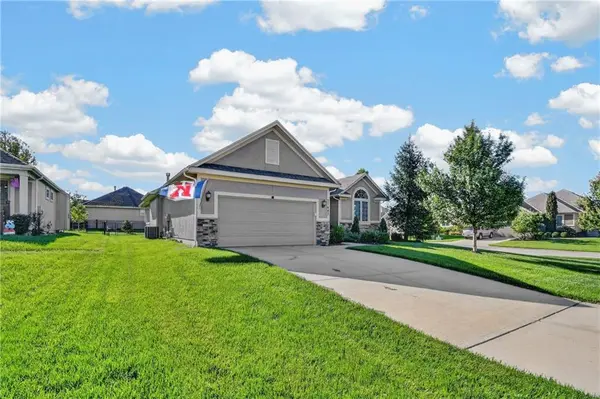 21647 W 177th TER, Olathe, KS 66062