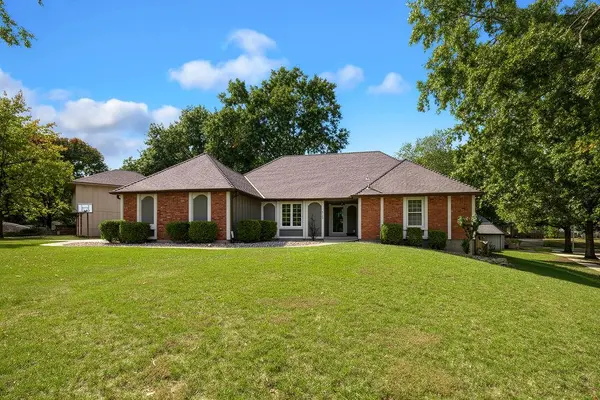 8148 NW Twin Oaks DR, Kansas City, MO 64151