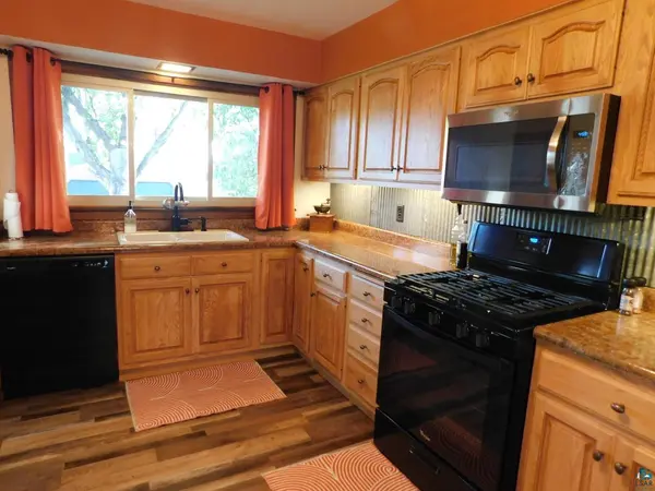 806 N 7th St, Virginia, MN 55792