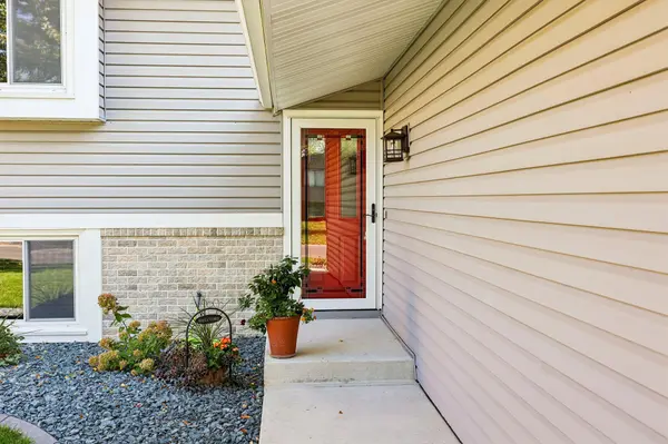 4292 Eagle Crest DR, Eagan, MN 55122
