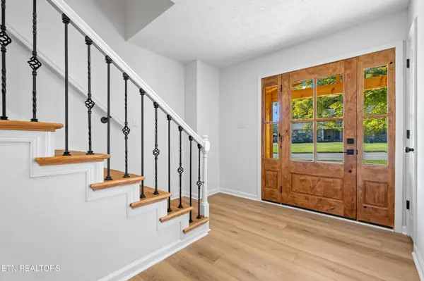 1908 Breezy Ridge Tr, Knoxville, TN 37922