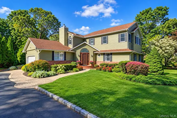 9 Shipyard LN, Setauket, NY 11733