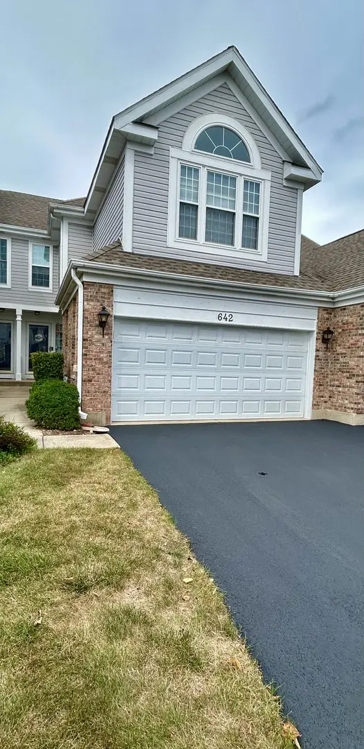 642 Citadel DR, Westmont, IL 60559