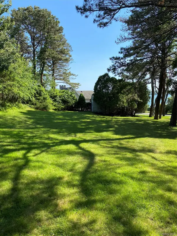 2 W Hillover RD, Hampton Bays, NY 11946