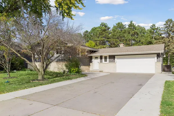 1349 Cedarwood DR, Woodbury, MN 55125