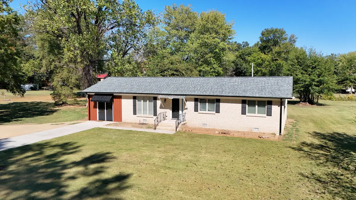 209 Country Club Ln, Bolivar, TN 38008
