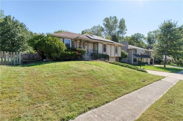 403 SE Colony DR, Lee's Summit, MO 64063