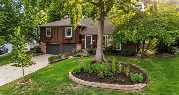 10006 Linden ST, Overland Park, KS 66207