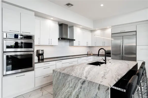 1155 N GULFSTREAM AVE #208, Sarasota, FL 34236