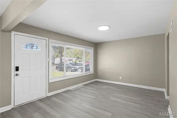 820 Saint Brendan LN, Florissant, MO 63031