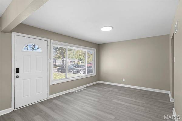 820 Saint Brendan LN, Florissant, MO 63031