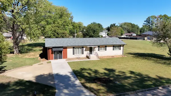 209 Country Club Ln, Bolivar, TN 38008