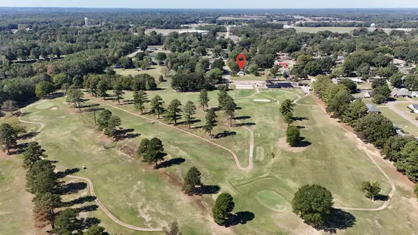 209 Country Club Ln, Bolivar, TN 38008