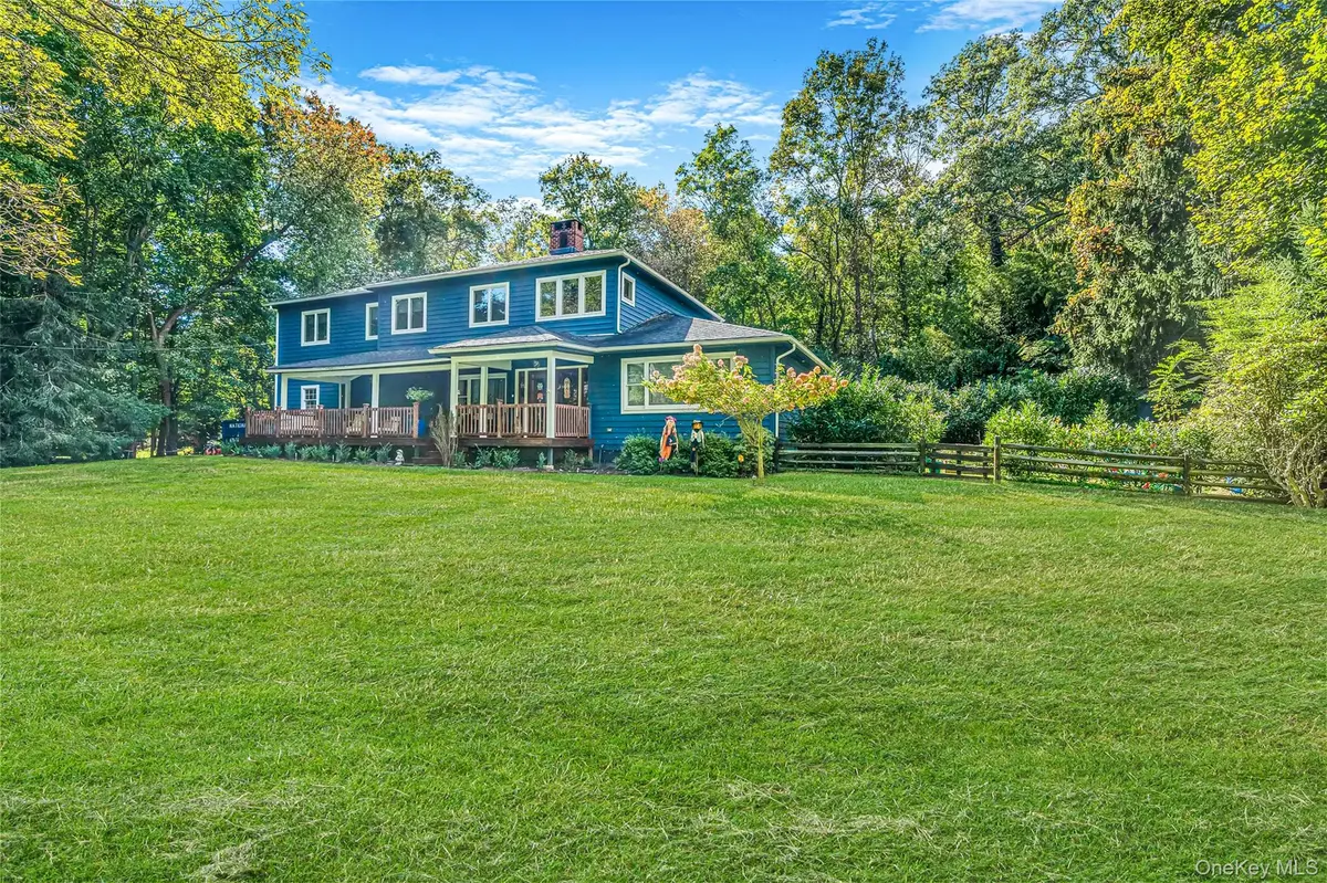 36 Circle DR, Shoreham, NY 11786
