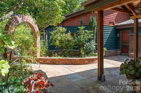 688 Blueberry Farm RD, Zirconia, NC 28790
