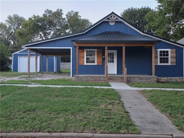 221 E 2nd AVE, Garnett, KS 66032