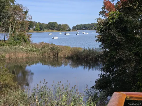 9 Shipyard LN, Setauket, NY 11733