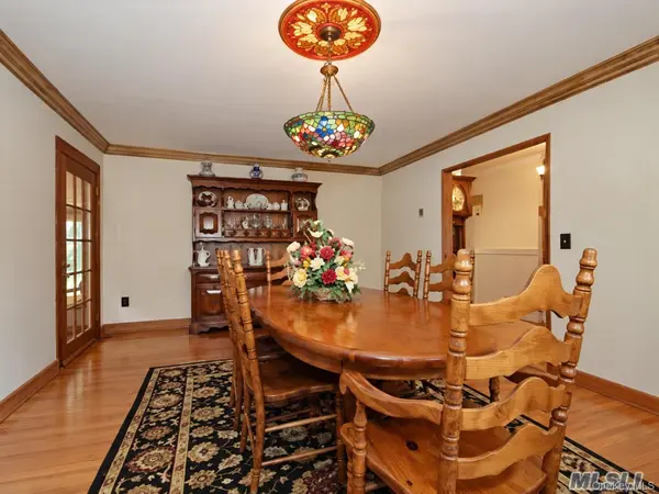 20 Buccaneer LN, East Setauket, NY 11733