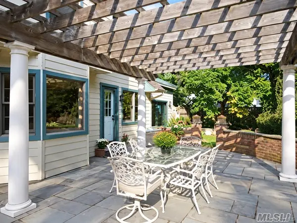 20 Buccaneer LN, East Setauket, NY 11733