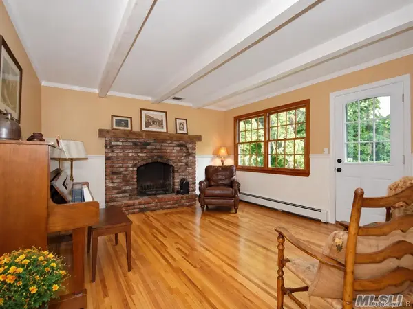 20 Buccaneer LN, East Setauket, NY 11733