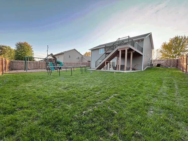224 Creekside DR, Eagle Lake, MN 56024