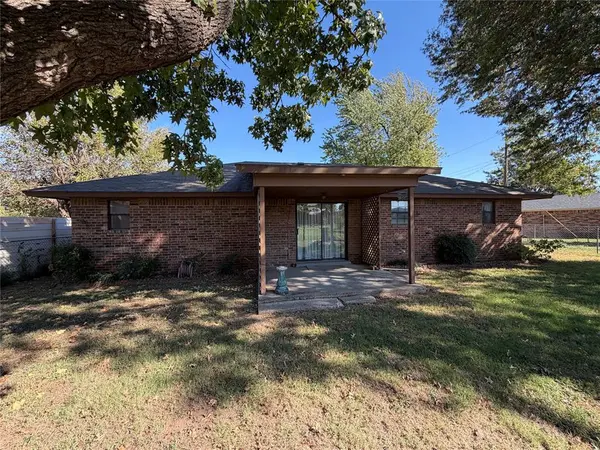 305 SW 8th ST, Minco, OK 73059