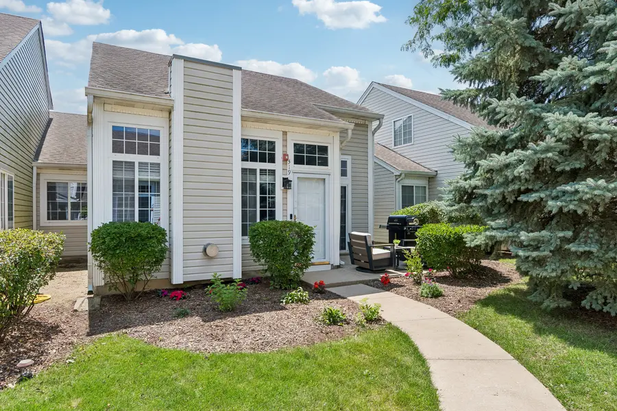319 E Victoria CIR #319, North Aurora, IL 60542