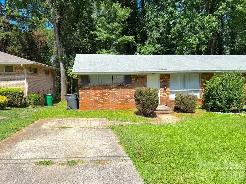 561 Blendwood DR, Charlotte, NC 28215